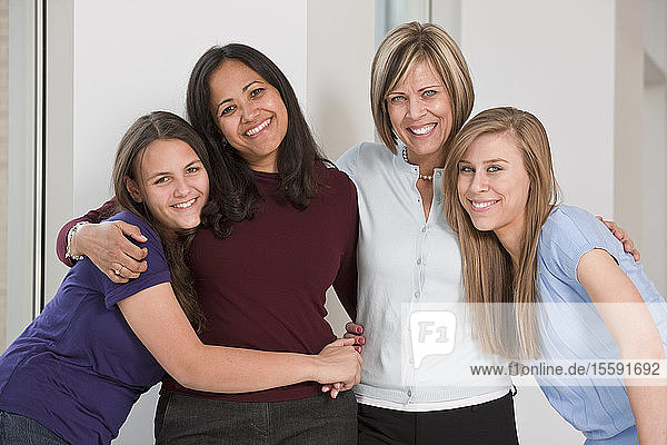 Mädchen im Teenageralter mit ihren Müttern im College beim Elternwochenende