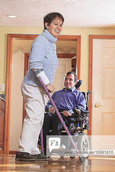 Mann und Frau mit zerebraler Lähmung in ihrem Haus
