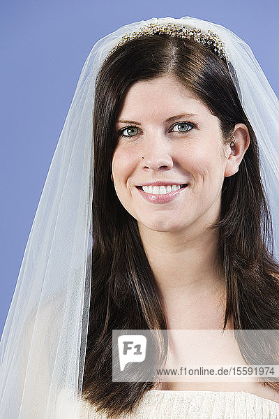 Porträt einer lächelnden Braut.