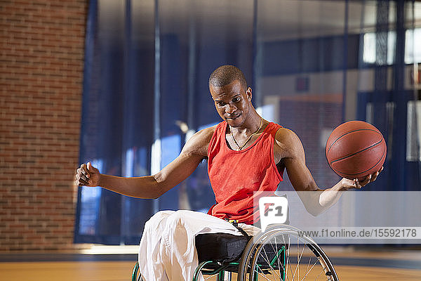 Mann mit Spinaler Meningitis spielt im Rollstuhl Basketball