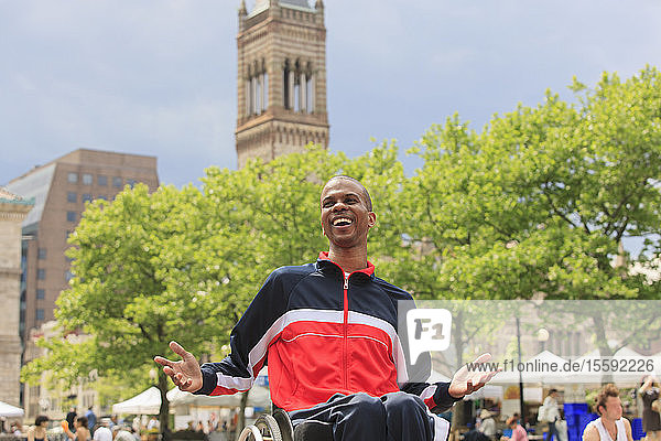 Mann im Rollstuhl mit Rückenmarkshautentzündung auf einem städtischen Bauernmarkt