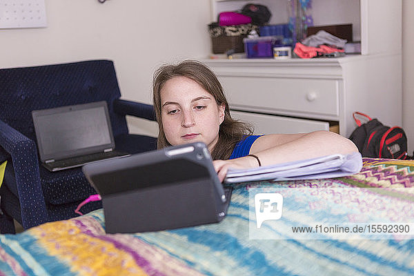 Junge Frau mit zerebralen Lähmungen lernt in ihrem Zimmer