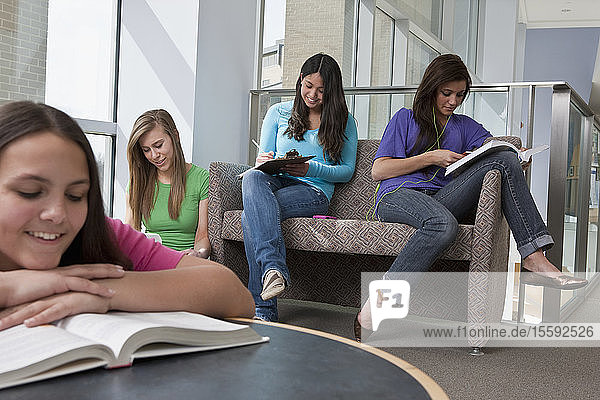 Mädchen im Teenageralter lernen für Prüfungen