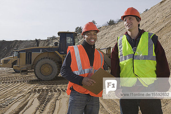 Zwei Ingenieure auf einer Baustelle