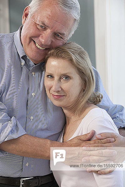 Porträt eines sich umarmenden Paares