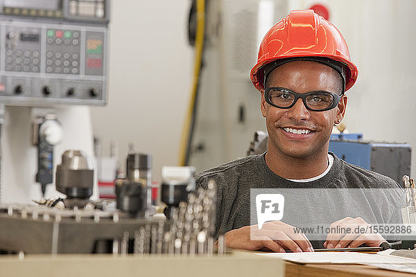 Ingenieurstudent beim Lernen in einem Maschinenlabor