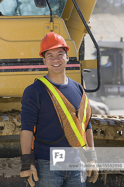 Porträt eines lächelnden Ingenieurs in einem Schotter- und Asphaltwerk
