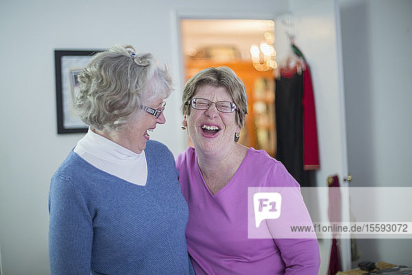 Frau mit Autismus lächelt mit ihrer Mutter