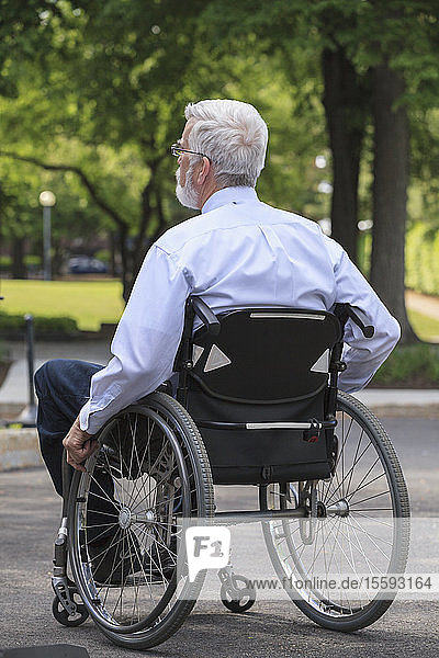 Geschäftsmann mit Muskeldystrophie in einem Rollstuhl
