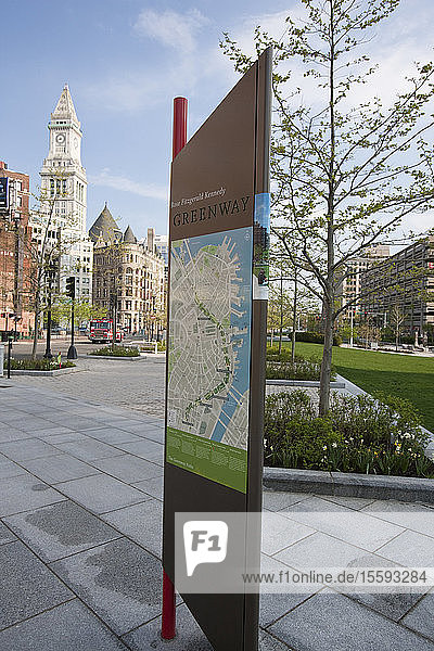Karte des Rose Kennedy Greenway mit dem Custom House Tower im Hintergrund  Boston  Massachusetts  USA