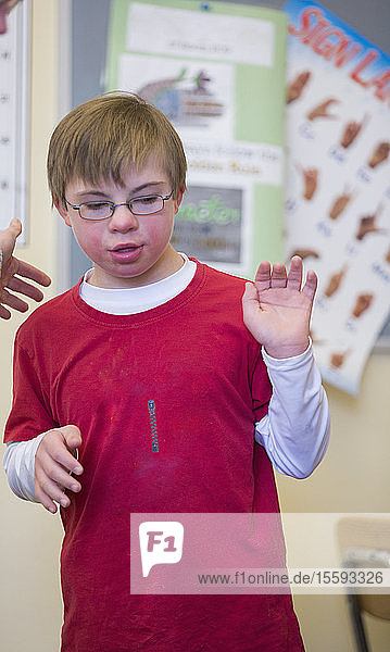 Junge mit Down-Syndrom in einem Klassenzimmer