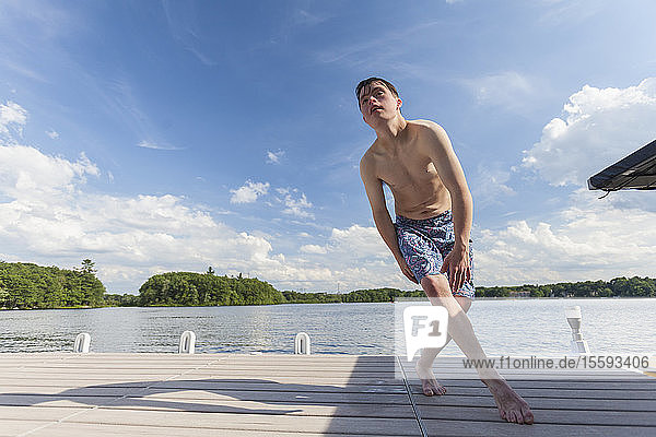 Junger Mann mit Down-Syndrom spielt auf einem Steg