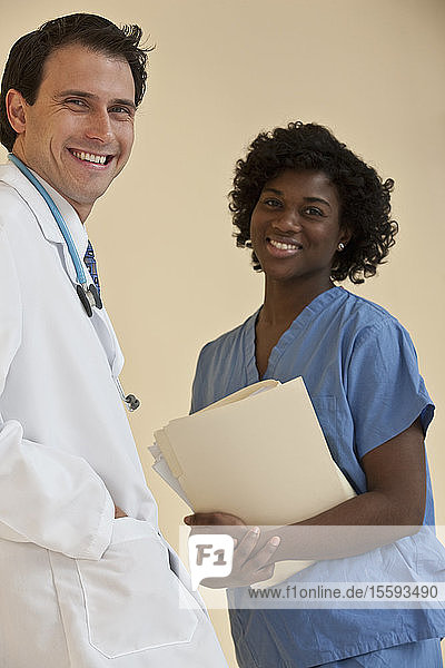 Stehender Arzt mit einer jamaikanischen Krankenschwester