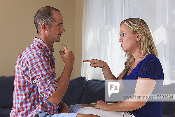 Ehemann und Ehefrau mit Hörbehinderung gebärden Du in amerikanischer Gebärdensprache