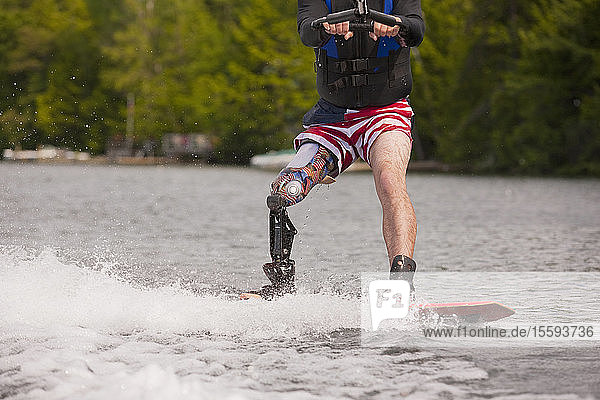 Sportler mit Beinprothese beim Wasserski