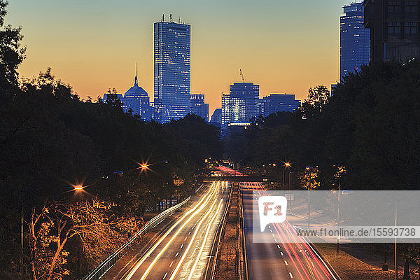 Storrow Drive in der Morgendämmerung mit Skyline im Hintergrund  Boston  Massachusetts  USA