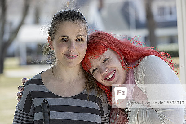Zwei junge Frauen mit Sehbehinderungen