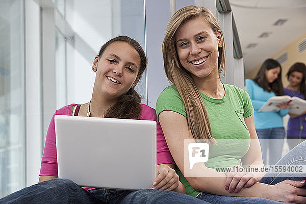 Teenager-Mädchen  die an einem Laptop lernen