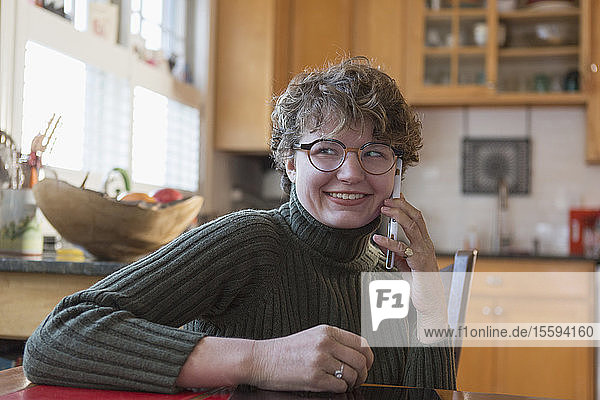 Frau mit Sjogren-Larsson-Syndrom spricht mit einem Mobiltelefon