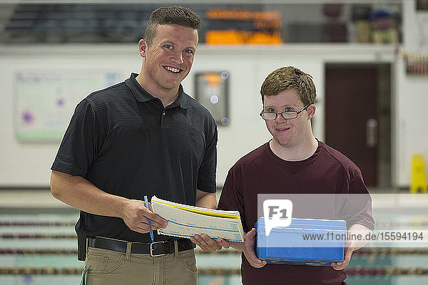 Junger Mann mit Down-Syndrom arbeitet an der Hochschule und nimmt PH vom Schwimmbad aus auf