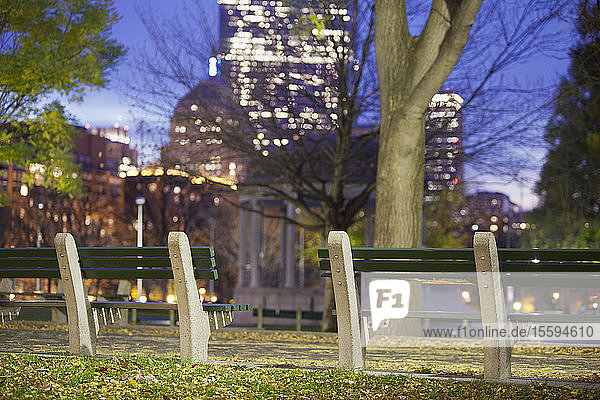 Parkbänke im Boston Common in der Abenddämmerung  Boston  Massachusetts  USA