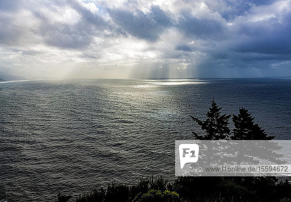 Sonnenstrahlen auf dem Wasser des Pazifischen Ozeans  gesehen von der Küste Oregons; Oregon  Vereinigte Staaten von Amerika