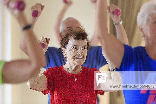 Ältere Menschen trainieren im Fitnessstudio