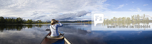 Frau im Kanu auf dem Lake Umbagog  New Hampshire  USA