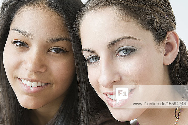 Porträt von zwei lächelnden Teenagern