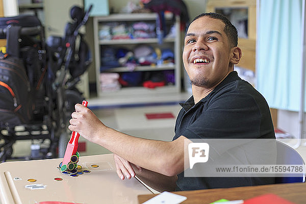 Junge mit spastischer Tetraplegie und Cerebralparese lernt in der Schule