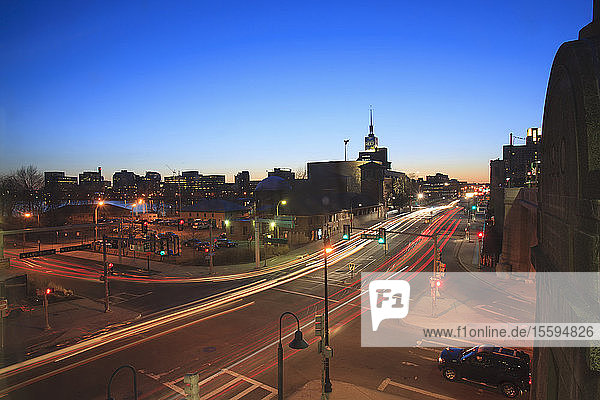 Leverett Circle in der Abenddämmerung am Rande der Verkehrsstation mit Blick auf das Museum of Science  Boston  Massachusetts  USA