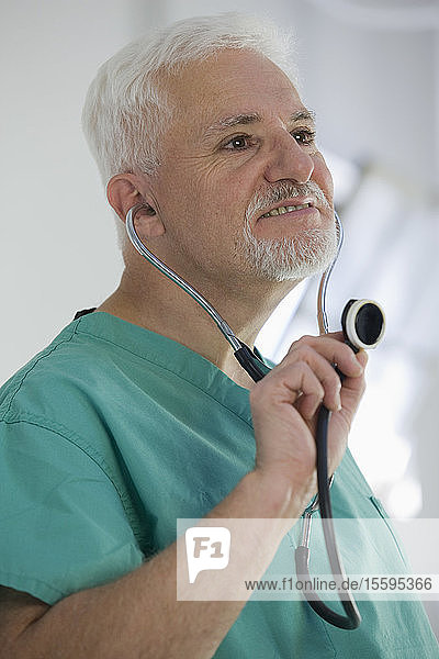Arzt hält Stethoskop