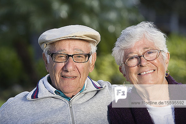 Porträt eines älteren Paares in einem Park.