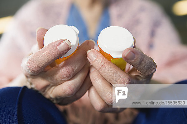 Blick auf eine ältere Frau mit Medikamenten