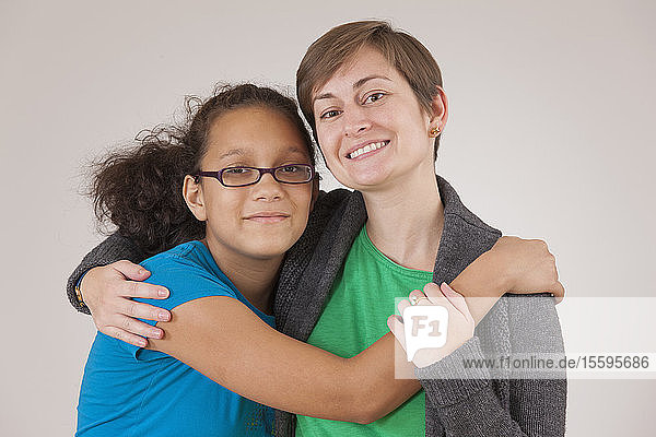Mädchen mit Lernbehinderung umarmt ihren Mentor
