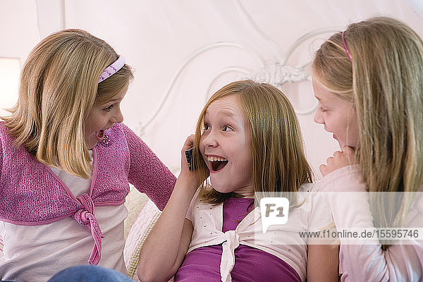 Blick auf drei überraschte Mädchen.