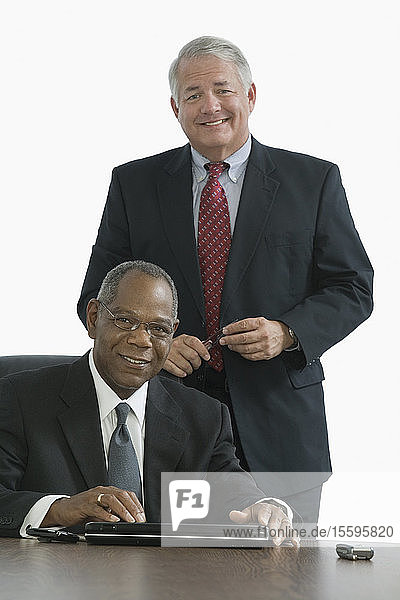 Porträt von zwei lächelnden Geschäftsleuten