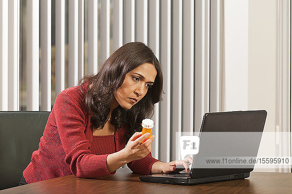 Geschäftsfrau  die am Computer nach Medikamenten sucht