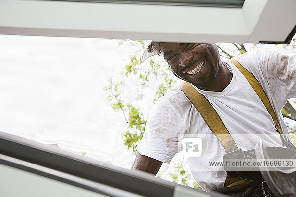 Zimmermann prüft den Einbau eines Dachfensters