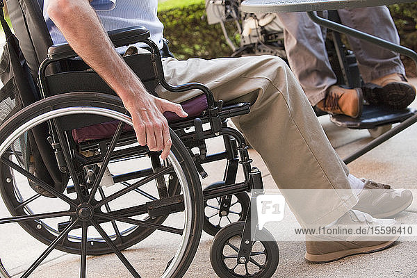 Mann mit Friedreich-Ataxie sitzt im Rollstuhl