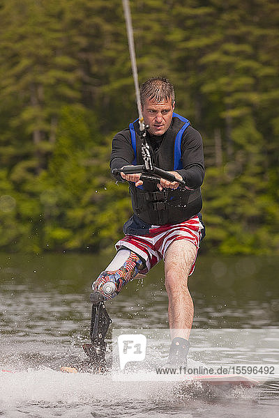 Sportler mit Beinprothese beim Wasserski