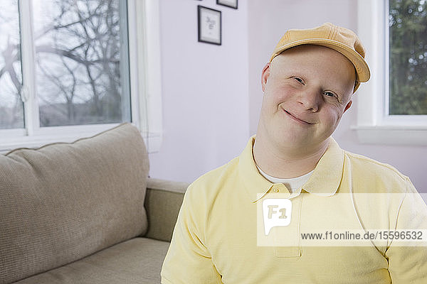 Porträt eines lächelnden Mannes mit Down-Syndrom