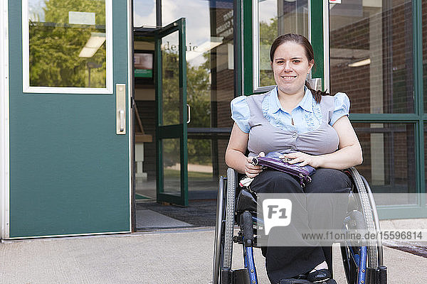 Schüler im Rollstuhl mit Spina Bifida beim Verlassen der Schule