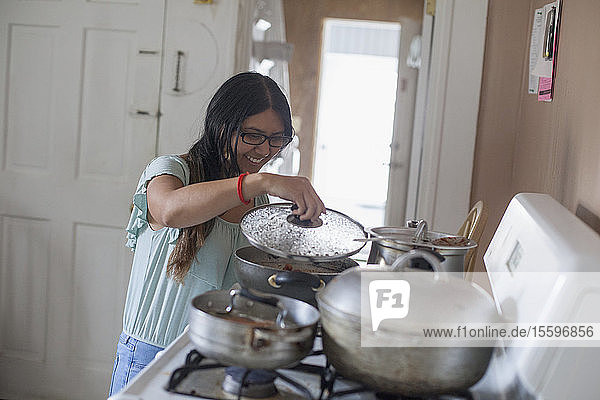 Frau mit Sehbehinderung bei der Zubereitung von Speisen in der Küche