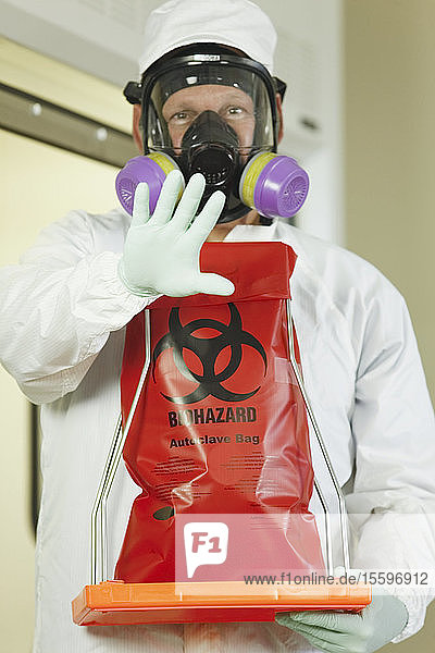 Wissenschaftlerin mit Biohazard-Beutel