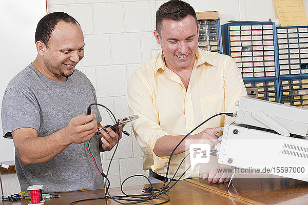 Studenten der Ingenieurwissenschaften verwenden Oszilloskop und Funktionsgenerator