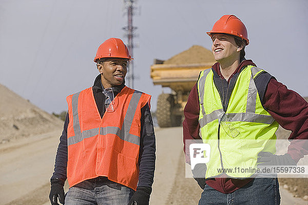 Zwei Ingenieure unterhalten sich auf einer Baustelle