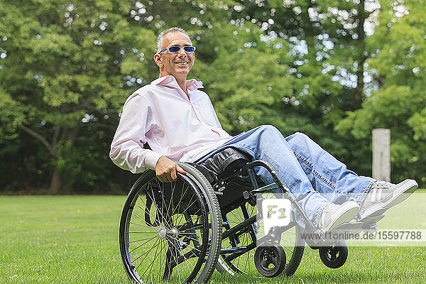 Porträt eines Mannes mit einer Rückenmarksverletzung im Rollstuhl