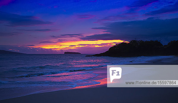 Farbenfroher Sonnenuntergang über Big Beach  südlich von Wailea; Maui  Hawaii  Vereinigte Staaten von Amerika