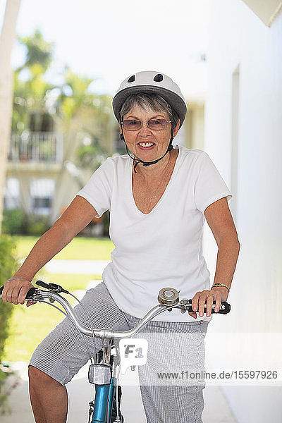 Ältere Frau auf einem Fahrrad